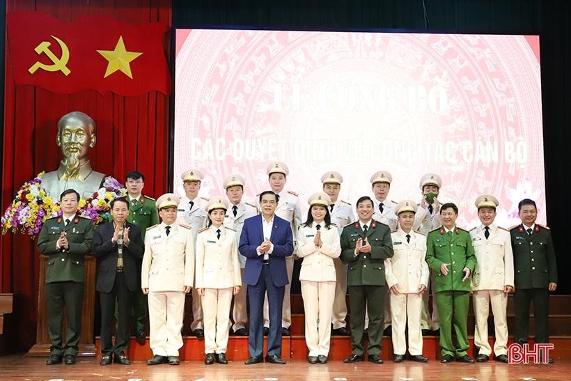Chủ tịch UBND tỉnh Võ Trọng Hải chúc mừng, chụp ảnh lưu niệm với các đồng chí được điều động, bổ nhiệm, biệt phái.