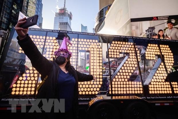 Người dân chụp ảnh chào đón Năm mới trên Quảng trường Thời đại ở New York, Mỹ, ngày 20/12/2021. (Ảnh: AFP/TTXVN)