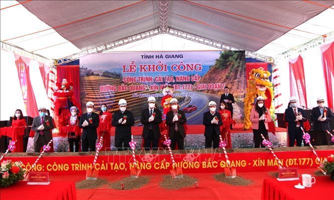Lãnh đạo tỉnh Hà Giang và các đại biểu thực hiện nghi thức khởi công dự án.