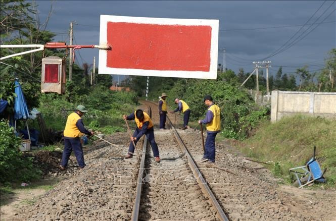 Công nhân Đội Quản lý đường sắt Tuy Hòa (Phú Yên) gạt bỏ lớp đá ba lát cũ thay lớp đá mới trên đường sắt. Ảnh minh họa: Phạm Cường/TTXVN