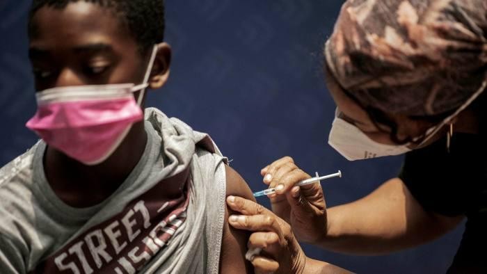 Mới chỉ có hơn 25% người dân Nam Phi hoàn tất tiêm hai mũi vaccine ngừa COVID-19. Ảnh: Getty Images