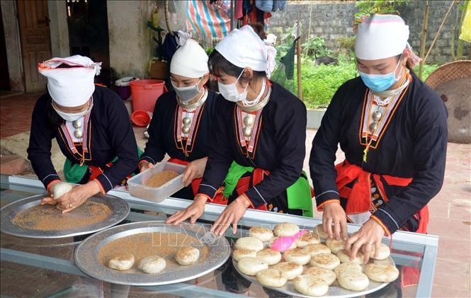 Người Dao xã Cẩm Liên, huyện Cẩm Thủy, Thanh Hóa nặn bánh để sử dụng trong lễ đón tết năm cùng. Ảnh: Nguyễn Nam/TTXVN
