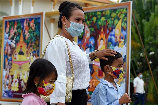 Người dân đeo khẩu trang phòng lây nhiễm COVID-19 tại Phnom Penh, Campuchia. Ảnh: AFP/TTXVN