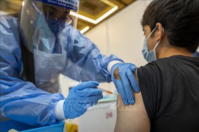 Nhân viên y tế tiêm vaccine phòng COVID-19 cho người dân tại trung tâm tiêm chủng ở Kuala Lumpur, Malaysia. Ảnh: THX/TTXVN