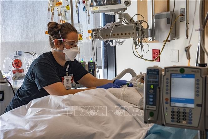 Nhân viên y tế điều trị cho bệnh nhân COVID-19 tại Worcester, Massachusetts (Mỹ) ngày 4/1/2022. Ảnh: AFP/TTXVN