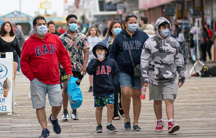 Người dân đeo khẩu trang phòng dịch COVID-19 tại New Jersey, Mỹ. (Ảnh: AFP/TTXVN)