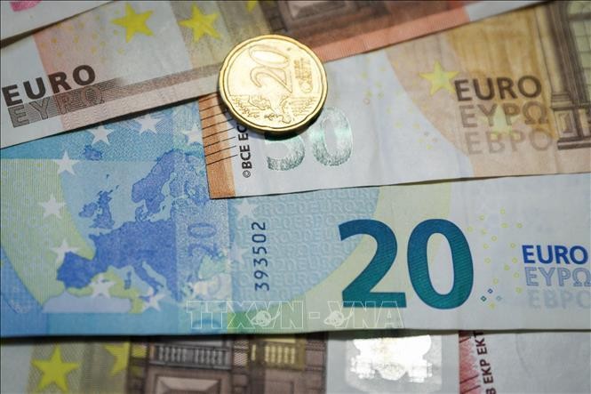 Đồng tiền xu và tiền giấy euro. Ảnh minh họa: THX/TTXVN