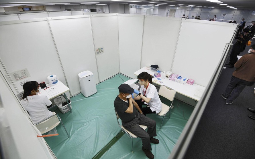 Nhân viên y tế tiêm vaccine phòng COVID-19 cho người dân tại Osaka, Nhật Bản. Ảnh: Kyodo/TTXVN