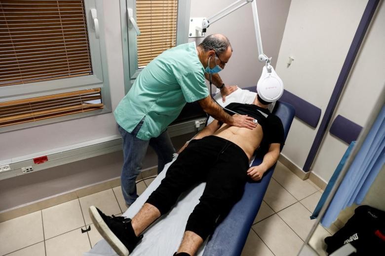 Một bệnh nhân mắc chứng "COVID-19 kéo dài" được điều trị tại Bệnh viện Ichilov, Israel. Ảnh: Reuters