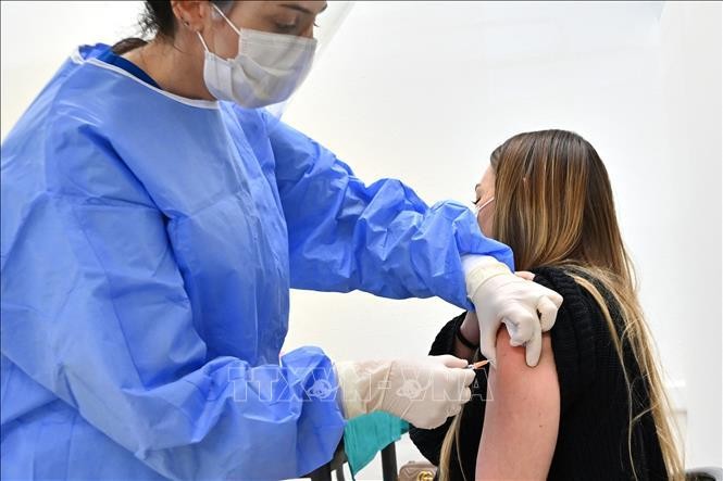 Nhân viên y tế tiêm vaccine phòng COVID-19 cho người dân tại Cailungo, San Marino, Italy. Ảnh: AFP/TTXVN
