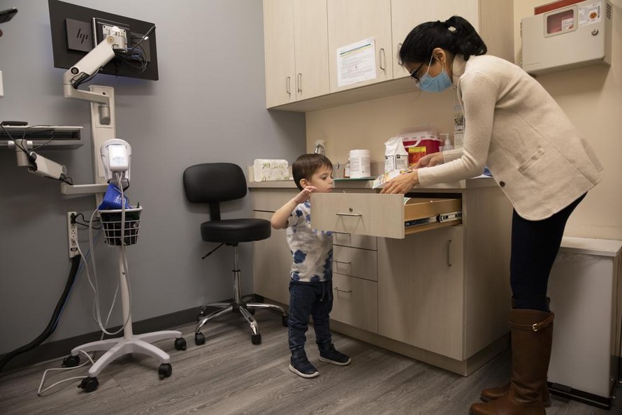 Bé Hudson Diener, 3 tuổi, có lịch hẹn tiêm vaccine ngừa COVID-19 của hãng Moderna tháng 11/2021. Ảnh: AP