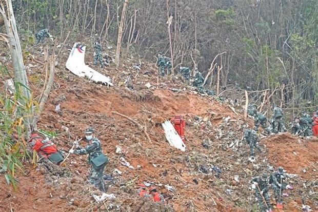 Lực lượng cứu hộ tìm kiếm hộp đen máy bay gặp nạn của Hãng hàng không China Eastern Airlines ở thành phố Ngô Châu, tỉnh Quảng Tây, Trung Quốc ngày 22/3. (Ảnh: THX/TTXVN)