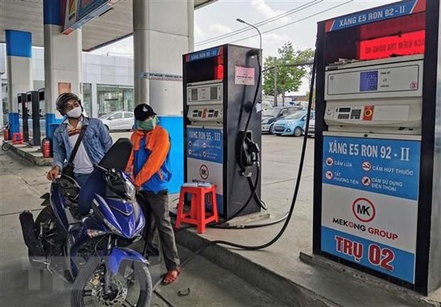 Mua bán xăng tại cửa hàng kinh doanh xăng dầu Petrolimex trên đường Trần Quang Khải, Hà Nội. (Ảnh: Trần Việt/TTXVN)
