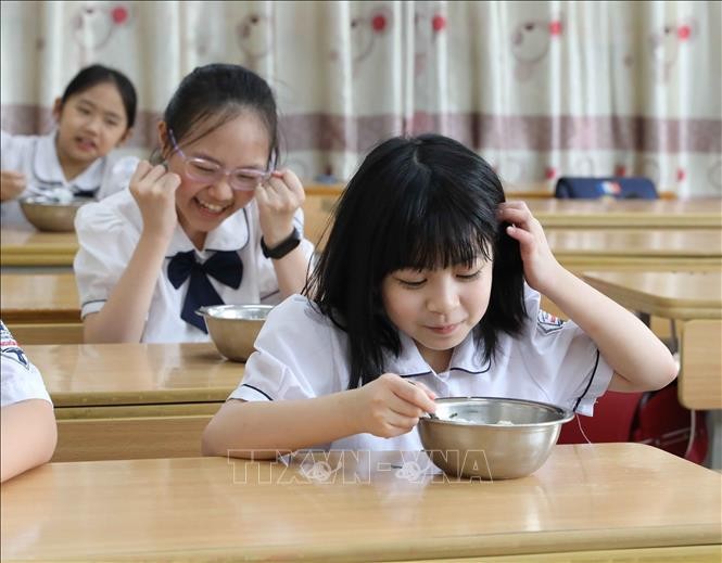 Học sinh trường Tiểu học Nghĩa Tân, quận Cầu Giấy ăn bán trú. Ảnh tư liệu: Thanh Tùng/TTXVN