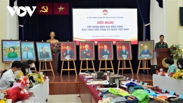 Quang cảnh tiếp nhận hiện vật hiến tặng Bảo tàng Mặt trận Tổ quốc Việt Nam. (Nguồn: vov.vn)