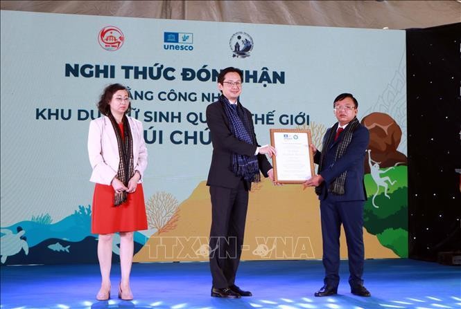 Đại diện Bộ Ngoại giao trao tặng Bằng công nhận Khu dự trữ sinh quyển thế giới Núi Chúa từ UNESCO cho UBND tỉnh Ninh Thuận.
