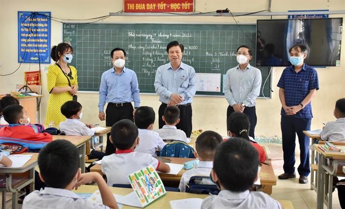 Thứ trưởng Nguyễn Hữu Độ dự giờ tiết học tại Trường Tiểu học Tiền Phong A, Mê Linh, Hà Nội. Ảnh: MT