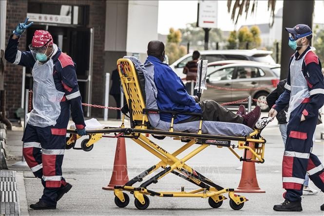 Nhân viên y tế chuyển bệnh nhân COVID-19 tới bệnh viện ở Port Elizabeth, Nam Phi. Ảnh: AFP/TTXVN