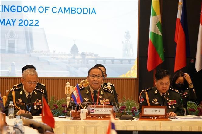 Đại tướng Nem Sowat (giữa), Tổng cục trưởng Tổng cục Chính sách và Đối ngoại, Bộ Quốc phòng Vương quốc Campuchia chủ trì các Hội nghị. Ảnh: Trần Long/Pv TTXVN tại Campuchia