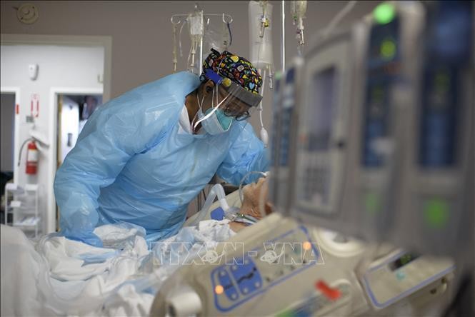 Nhân viên y tế điều trị cho bệnh nhân COVID-19 tại bệnh viện ở Houston, Texas, Mỹ. Ảnh: AFP/TTXVN