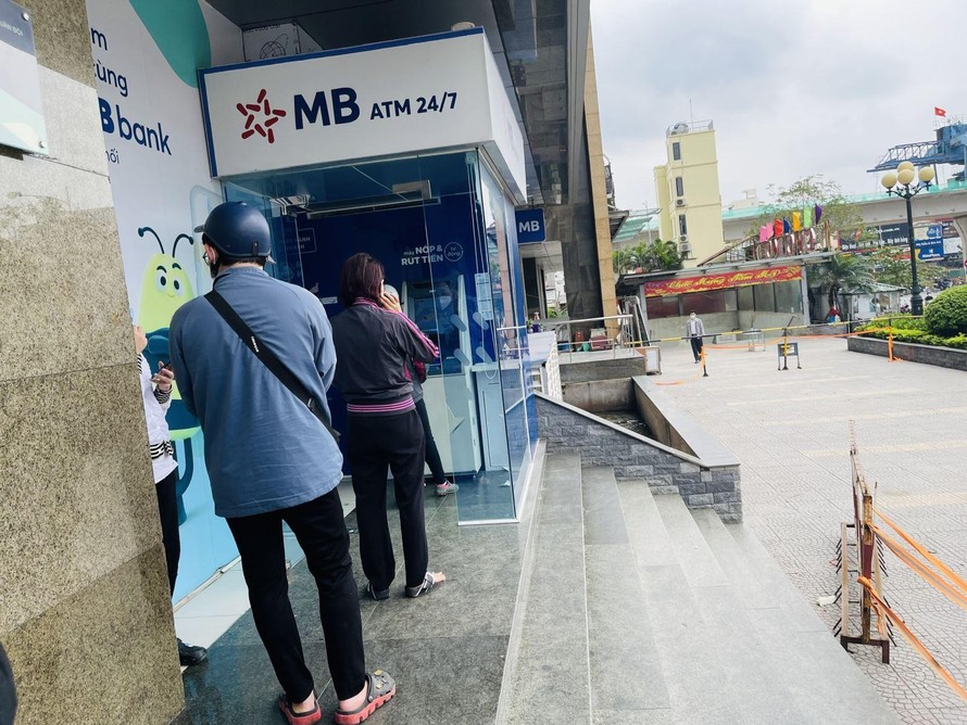 Tỷ lệ người dân rút tiền mặt qua hệ thống ATM ngày càng giảm.