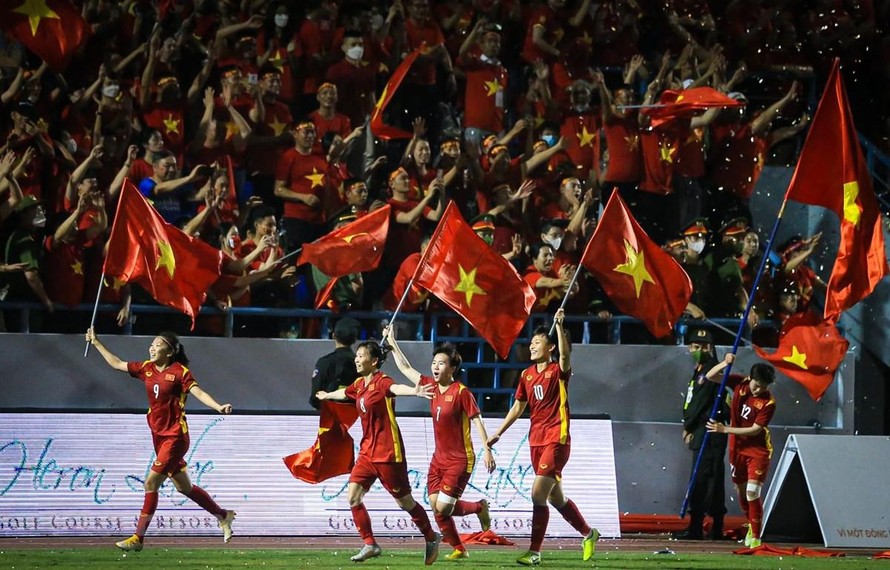 Đội tuyển nữ Việt Nam ăn mừng tấm huy chương vàng SEA Games 31. (Ảnh: PV/Vietnam+)
