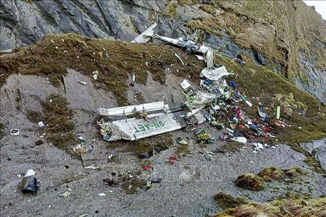 Hiện trường vụ rơi máy bay De Havilland DHC-6-300 Twin Otter của hãng hàng không tư nhân Tara Air trên núi ở Mustang, Nepal, ngày 30/5/2022. Ảnh: AFP/TTXVN