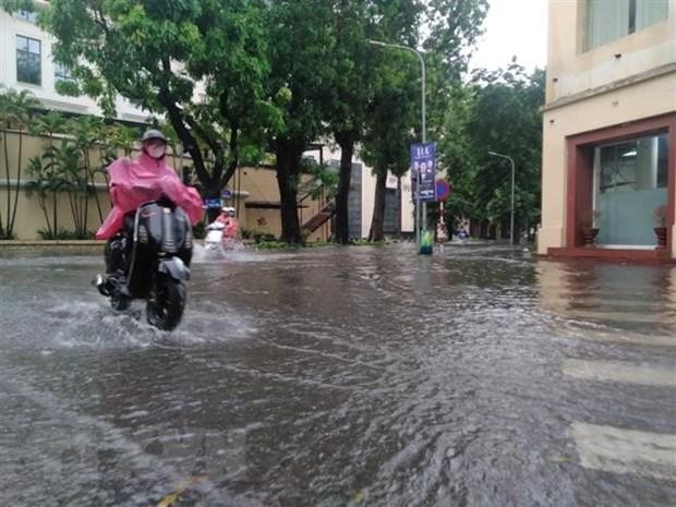 Các phương tiện di chuyển khó khăn trên phố Lê Thánh Tôn, Hà Nội sau cơn mưa chiều 29/5. (Ảnh: Phạm Hậu/TTXVN)