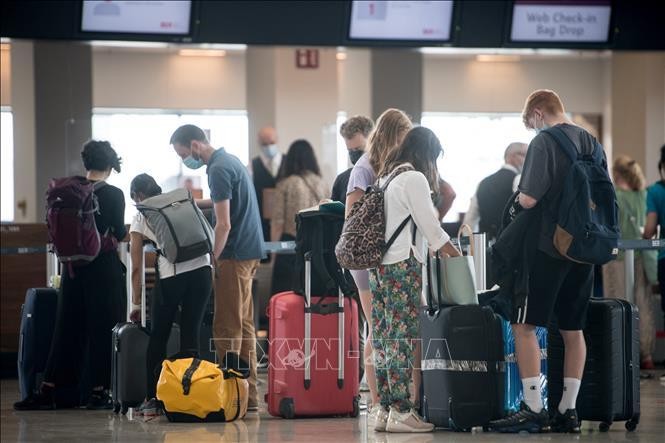 Hành khách tại sân bay ở Brandenburg, Đức. Ảnh tư liệu: AFP/TTXVN
