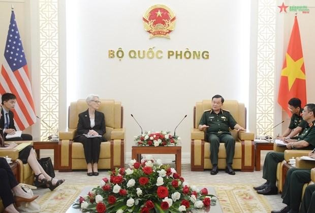 Thượng tướng Hoàng Xuân Chiến trao đổi với bà Wendy Sherman. (Nguồn: Qdnd.vn)