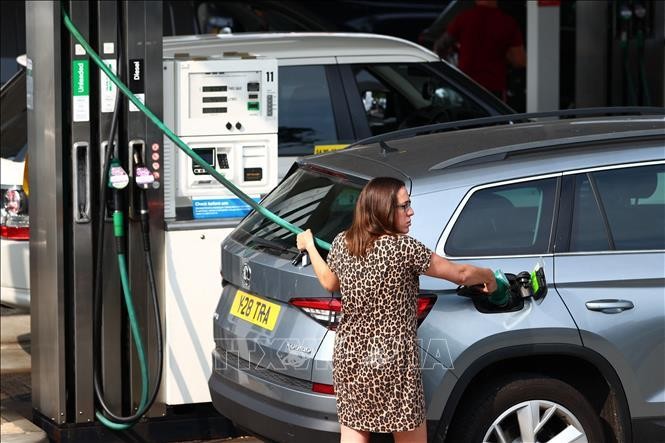 Bơm xăng tại một trạm xăng ở Camberley, London, Anh. Ảnh: AFP/TTXVN