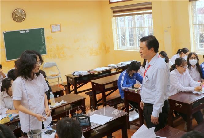 Thứ trưởng Nguyễn Hữu Độ động viên học sinh Trường THPT Lê Quý Đôn, Hải An, Hải Phòng bình tĩnh, tự tin chuẩn bị cho kỳ thi quan trọng sắp tới.