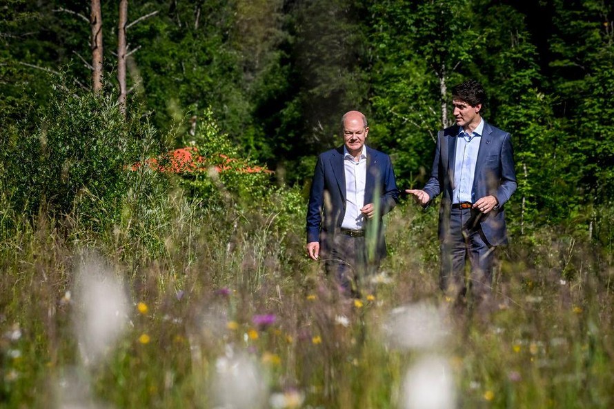 Thủ tướng Đức Olaf Scholz nói chuyện với người đồng cấp Canada Justin Trudeau tại hội nghị thượng đỉnh G7. Ảnh: Politico.eu
