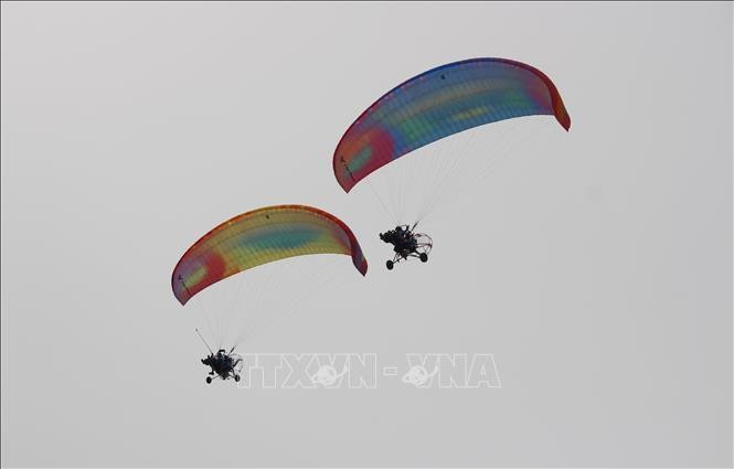Các phi công bay biểu biễn kết hợp với bay dù lượn có động cơ tại Công viên Thanh Niên với độ cao từ 50m đến 100m.