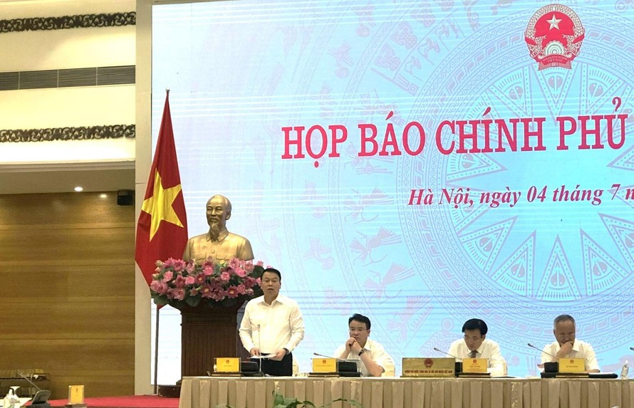Thứ trưởng Bộ Tài chính Nguyễn Đức Chi trả lời báo chí tại cuộc họp báo.