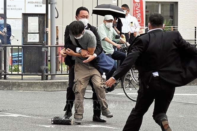 Lực lượng an ninh khống chế đối tượng tấn công cựu Thủ tướng Nhật Bản Abe Shinzo tại thành phố Nara, ngày 8/7/2022. Ảnh: Getty Images/TTXVN