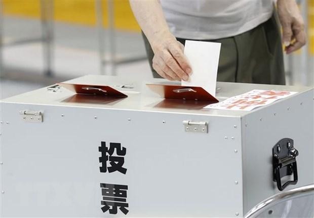 Cử tri bỏ phiếu trong cuộc bầu cử Thượng viện tại Osaka, Nhật Bản ngày 10/7/2022. (Ảnh: Kyodo/TTXVN)