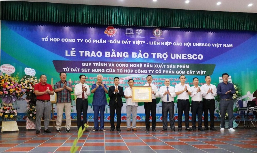 Liên hiệp các Hội UNESCO Việt Nam cấp Bằng bảo trợ cho Tổ hợp Công ty Cổ phần Gốm Đất Việt