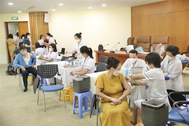 Cán bộ, công chức, viên chức và người lao động hưởng ứng tiêm vaccine mũi nhắc lại trong ngày phát động, sáng 5/7/2022 tại Hà Nội. (Ảnh: Minh Quyết/TTXVN)