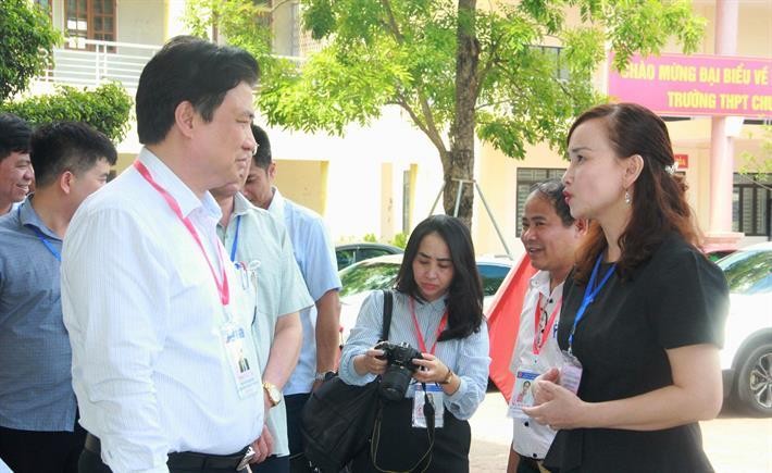 Thứ trưởng Nguyễn Hữu Độ kiểm tra công tác chấm thi tại Hội đồng thi tốt nghiệp THPT năm 2022 tỉnh Hà Tĩnh. Ảnh: Bộ GD&ĐT.