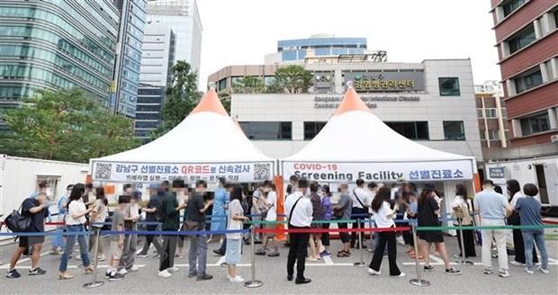Người dân xếp hàng chờ xét nghiệm COVID-19 ở Seoul, Hàn Quốc, ngày 12/7/2022. (Ảnh: Yonhap/TTXVN)