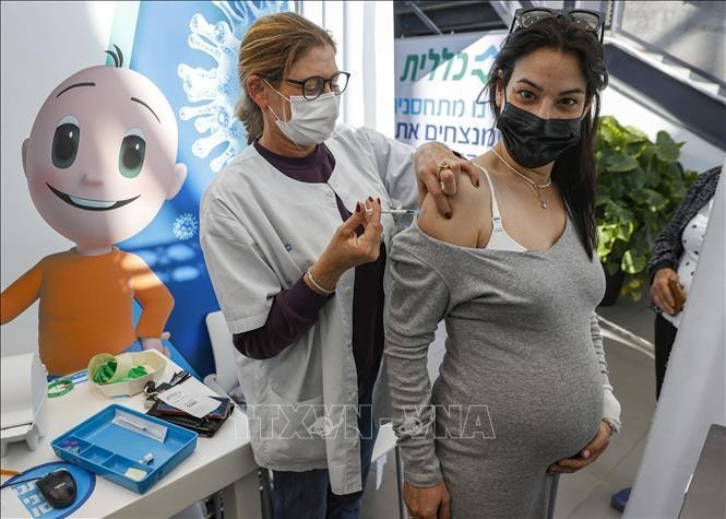 Một phụ nữ mang thai được tiêm vaccine ngừa COVID-19 tại Tel Aviv, Israel ngày 23/1/2021. Ảnh: AFP/TTXVN