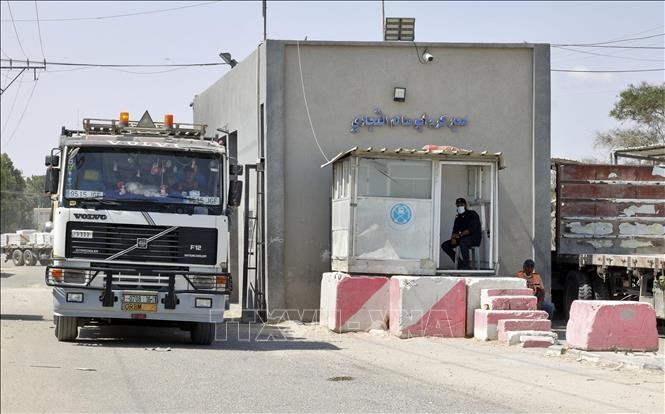 Xe tải chở hàng đi qua cửa khẩu Kerem Shalom giữa Israel và Dải Gaza, tại Rafah ngày 1/9/2021. Ảnh tư liệu: AFP/TTXVN