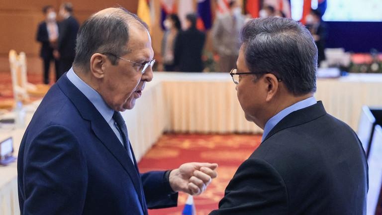 Ngoại trưởng Nga Sergey Lavrov (bên trái) và người đồng cấp Trung Quốc Vương Nghị tại Phnom ngày 5/8. Ảnh: AFP