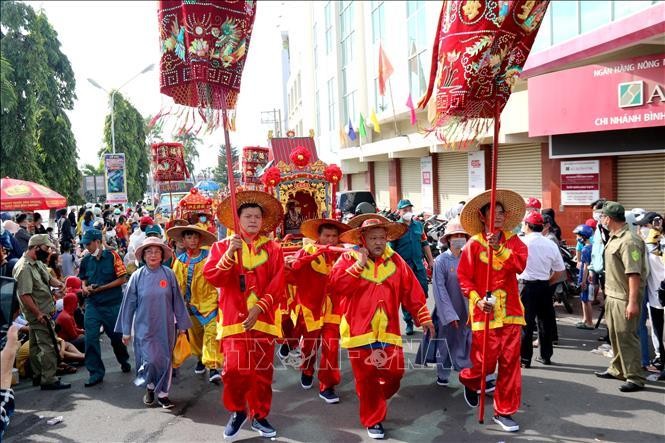 Những thành viên Hội quán của người Hoa diễu hành qua các đường phố trung tâm thành phố Phan Thiết. Ảnh: Nguyễn Thanh/TTXVN
