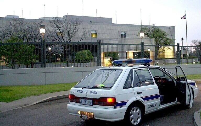 Một chiếc xe của cảnh sát đậu phía trước Đại sứ quán Mỹ ở Nam Phi. Ảnh: AFP