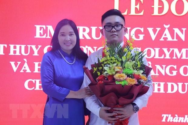Niềm vui của em Trương Văn Quốc Bảo và cô giáo Cao Thị Lan Thanh trở về từ cuộc thi Olympic Tin học quốc tế tại trường THPT Chuyên Phan Bội Châu. (Ảnh: Bích Huệ/TTXVN)