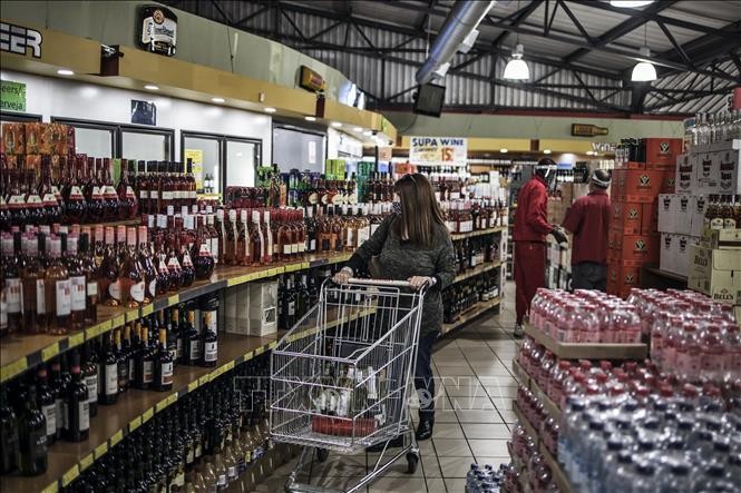 Một cửa hàng bán đồ uống có cồn tại Johannesburg, Nam Phi. Ảnh tư liệu: AFP/TTXVN
