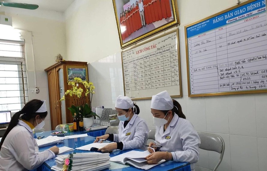 Nhân viên y tế làm công tác chuyên môn. (Ảnh: T.G/Vietnam+)