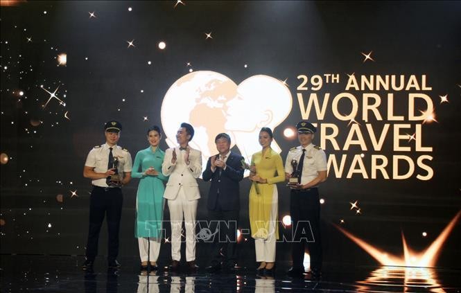 Đại diện Vietnam Airlines nhận Giải thưởng ở hạng mục Hàng không của Giải thưởng Du lịch Thế giới 2022 - Khu vực châu Á và châu Đại Dương.